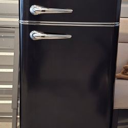Frigidaire Retro 7.5 cu. ft. Top Freezer Refrigerator (Model: EFR756-BLACK)