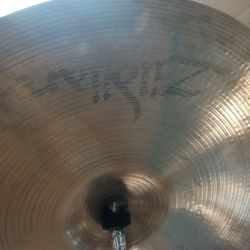 Cimbal  Zildjian  20"  Good Condition  With   Tama Stand!