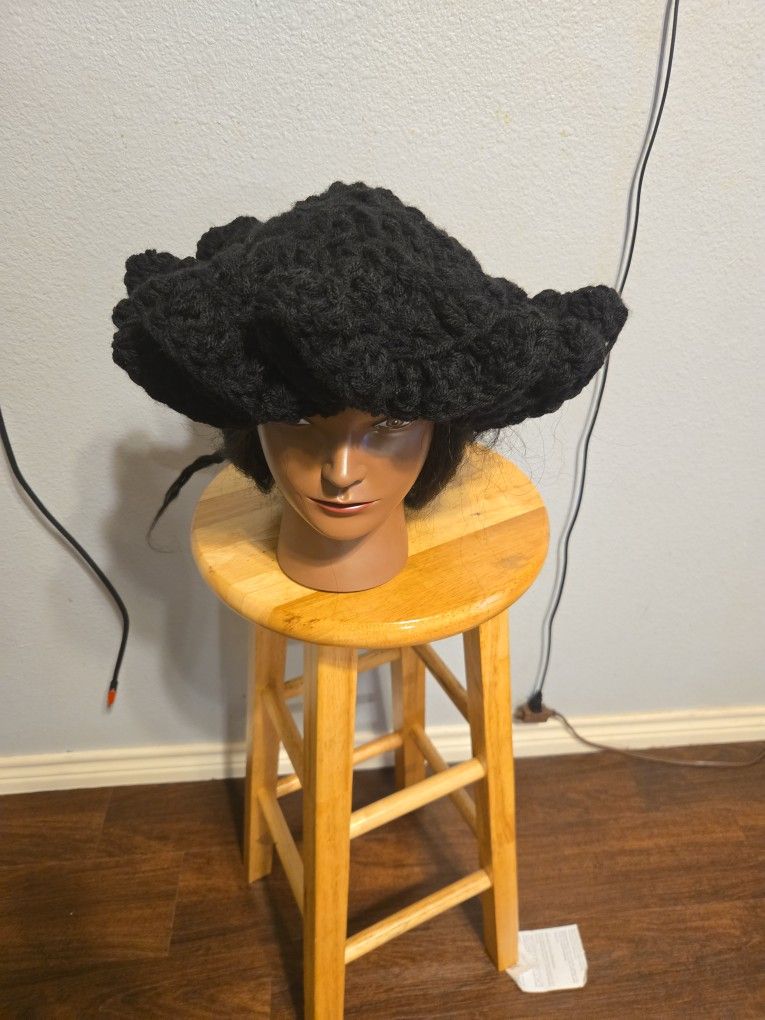 Crocheted ruffle hat (black)