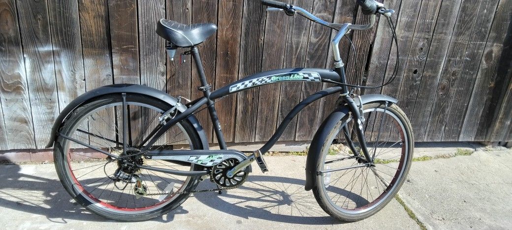Beach Cruiser 7 Speeds Green Line In Like New Condition