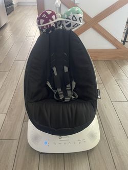 4moms mamaRoo baby rocker swing smart connectivity like new!  Probably used it 3 times max. Great condition 