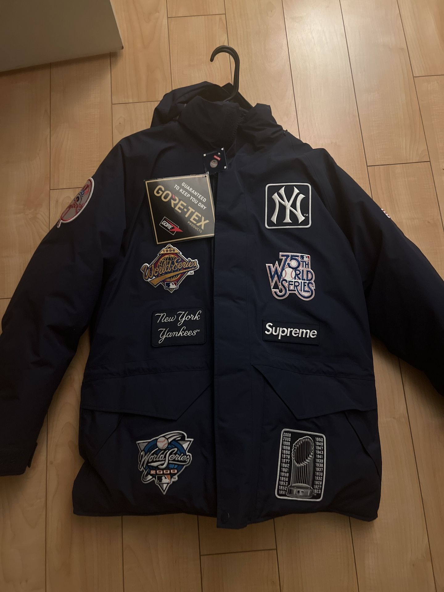 Supreme New York Yankees Navy Gore Tex 700-Fill Down Jacket Men’s Small