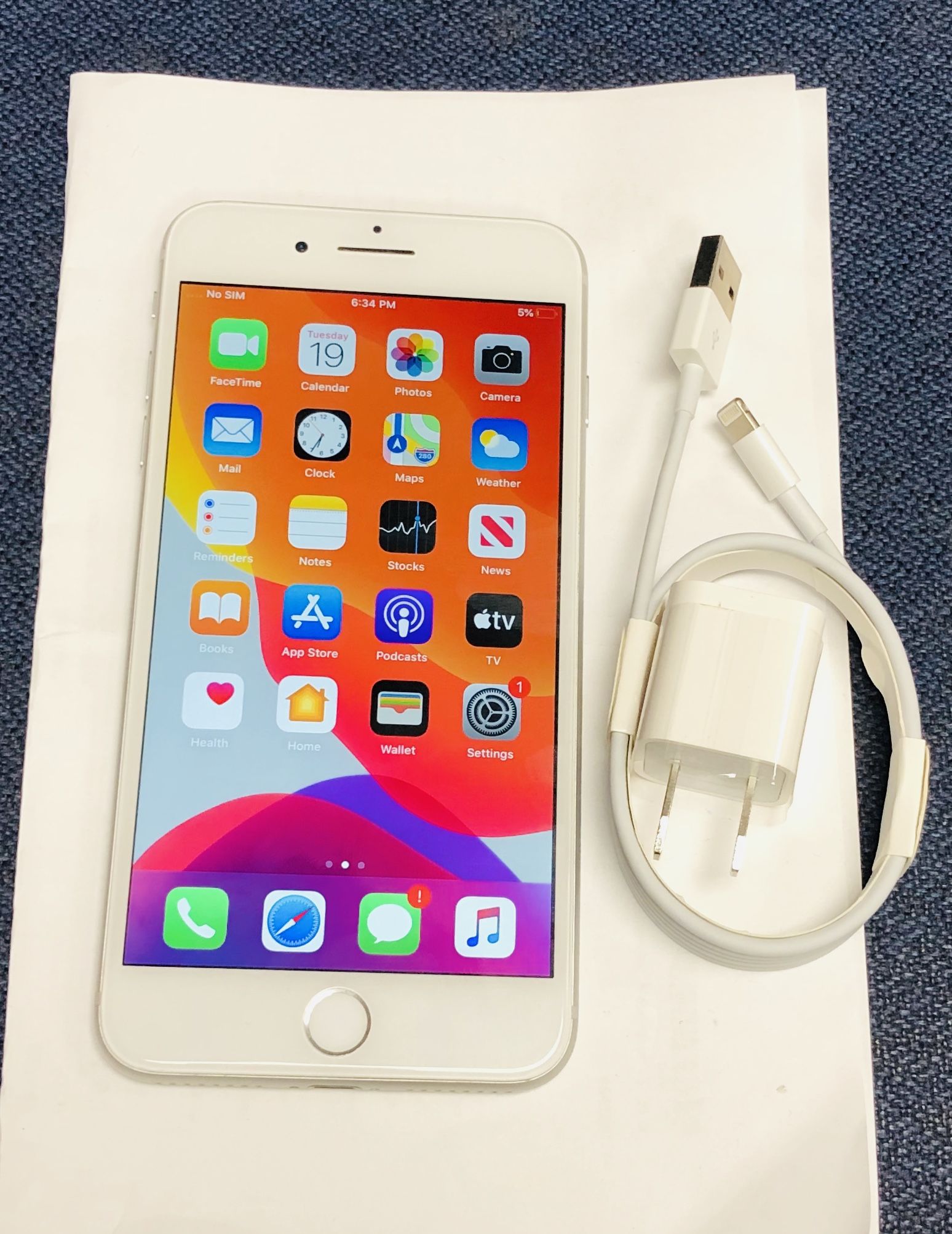 Factory unlocked apple iphone 8 plus 64 gb , store warranty