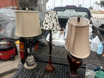 Tengo lámparas de venta $10 dólares cada una y un refi para sus bebidas en su yarda $50 dólares trabaja muy bien