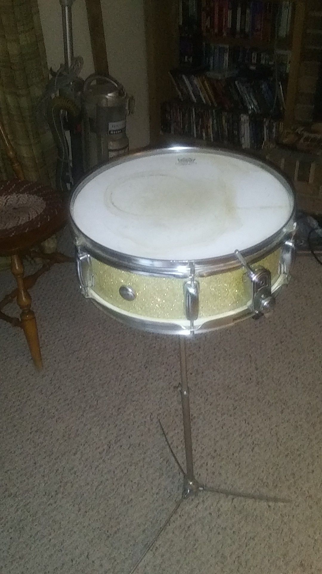 Snare drum with stand