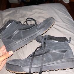 Size 12 (VANS ULTRARANGE EXO HI MTE BLACK MEN'S) 20$