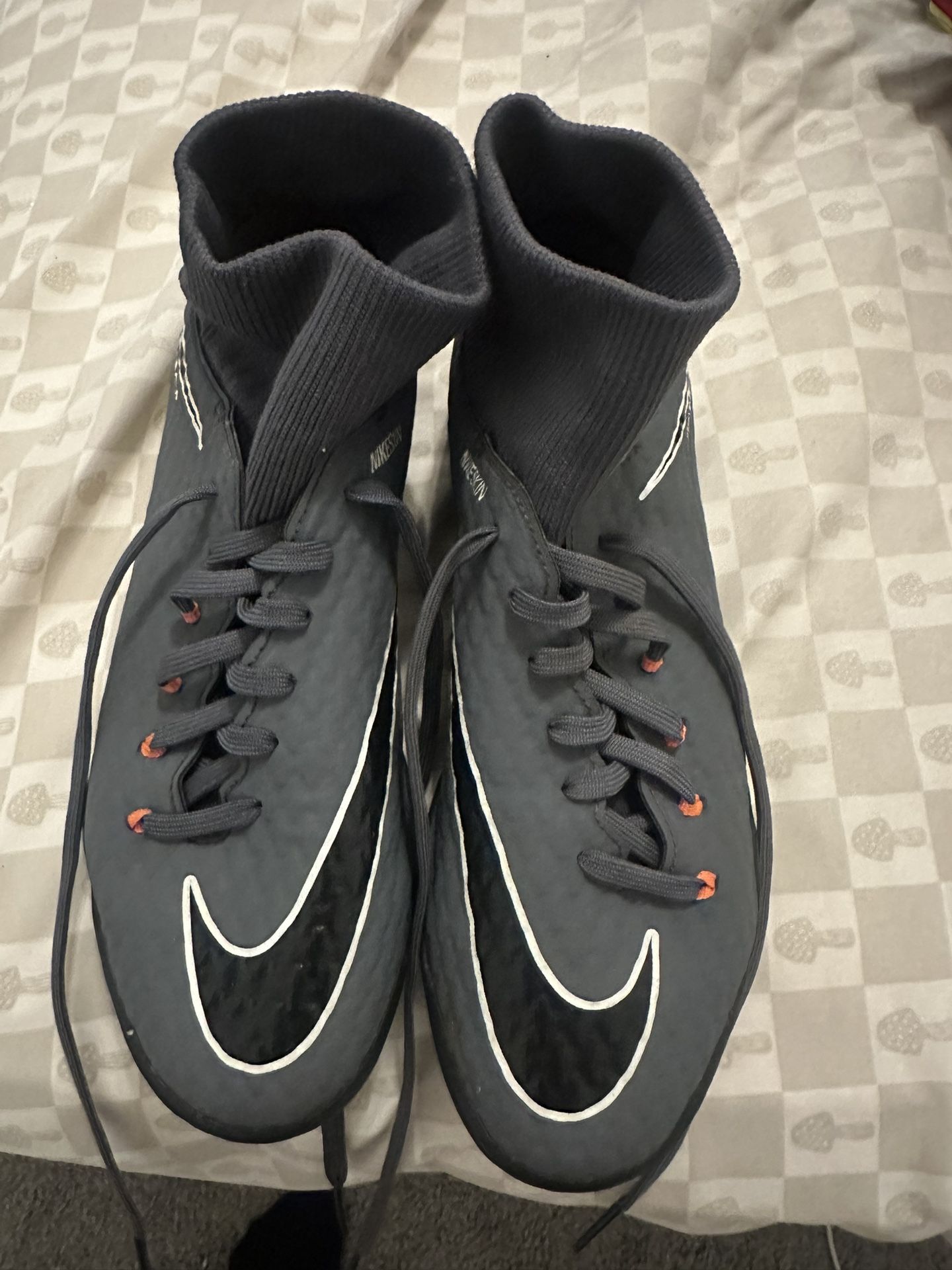 Nike Like New Women Cleats Size 8