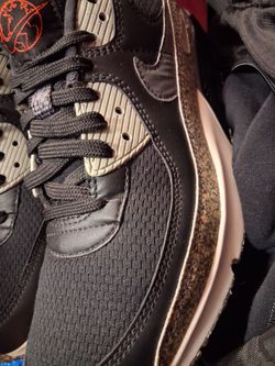 Nike air Max says 6, an excellent condition.Take a closer look at the photos $,https://offerup.com/redirect/?o=NDAuQ2FzaA== on