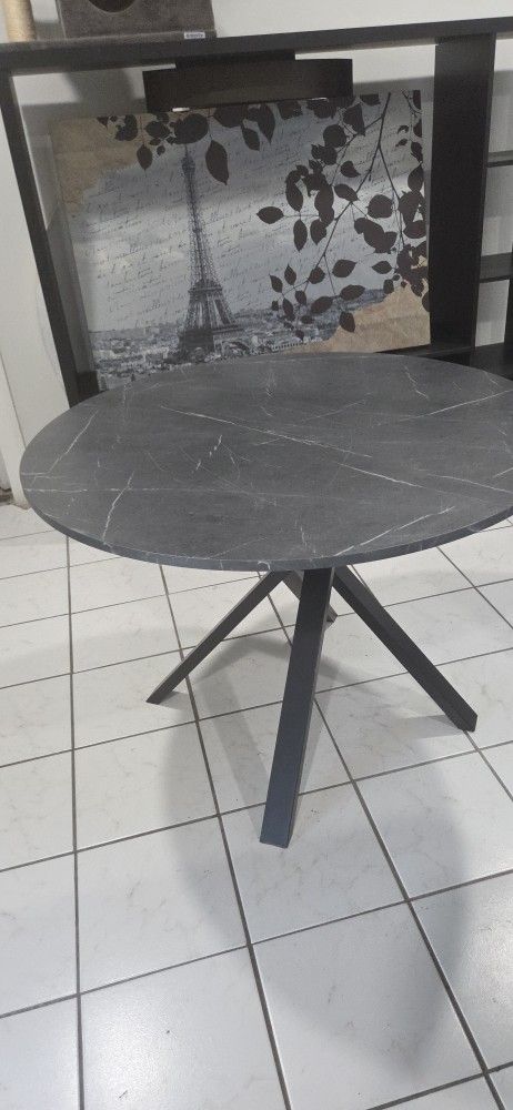 ROUND DINING TABLE