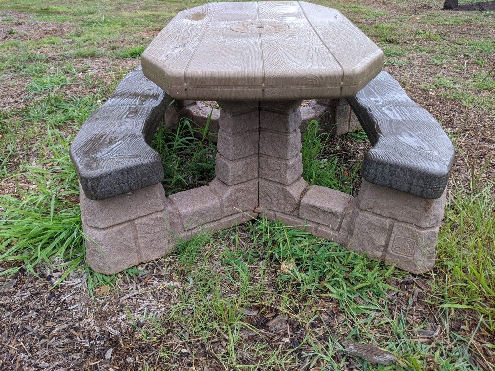 Little Tykes outdoor picnic table for kids