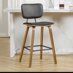 Set of 2 barstools new in box $80