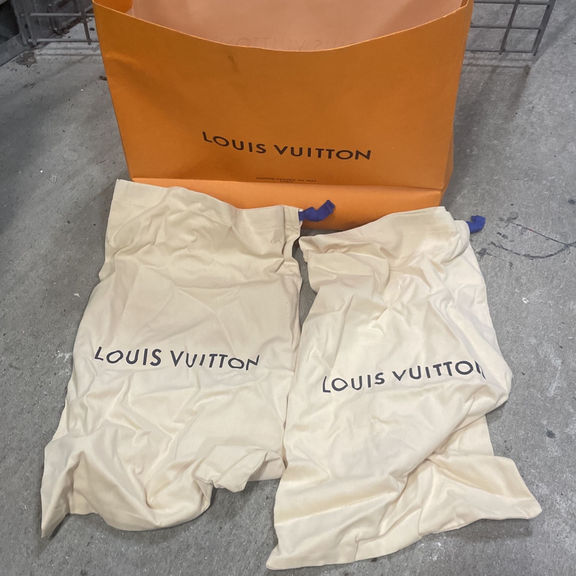 Empty Box Louis Vuitton With Dusty Bags