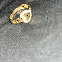 WOMANS GOLD RING