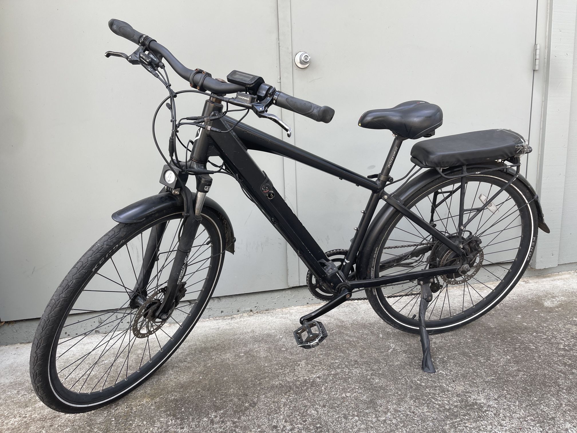Juiced Cross Current E-bike Electric Bike  Needs battery. Screen has been damaged. See pics.