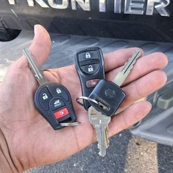 Car Keys And Remotes  / Llaves De Carro Y Controlles 
