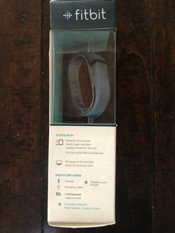 2 Fitbit trackers, 4 wrist bands, 1 charging cable