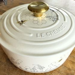 Le Creuset Enameled Cast Iron Round Oven, 4.5-Qt., Honeycomb, NWT, Retail $500 - Perfect Condition   Made in France.  