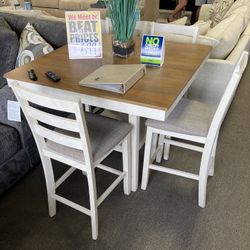 Lovely Dining Set ✨😍 Easy Financing Available 🥰 Free Delivery 🚚 