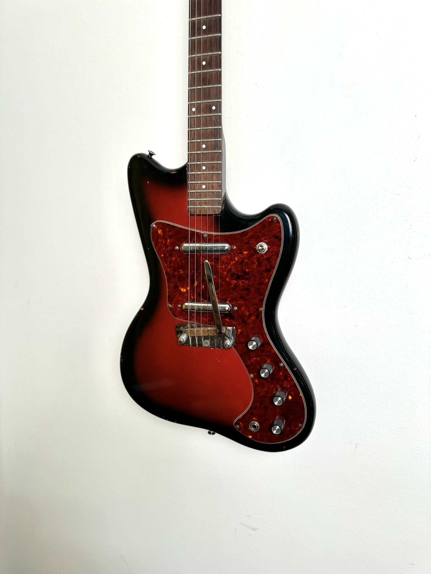Silvertone 1452 Solidbody Guitar w Hard Case. 1960s