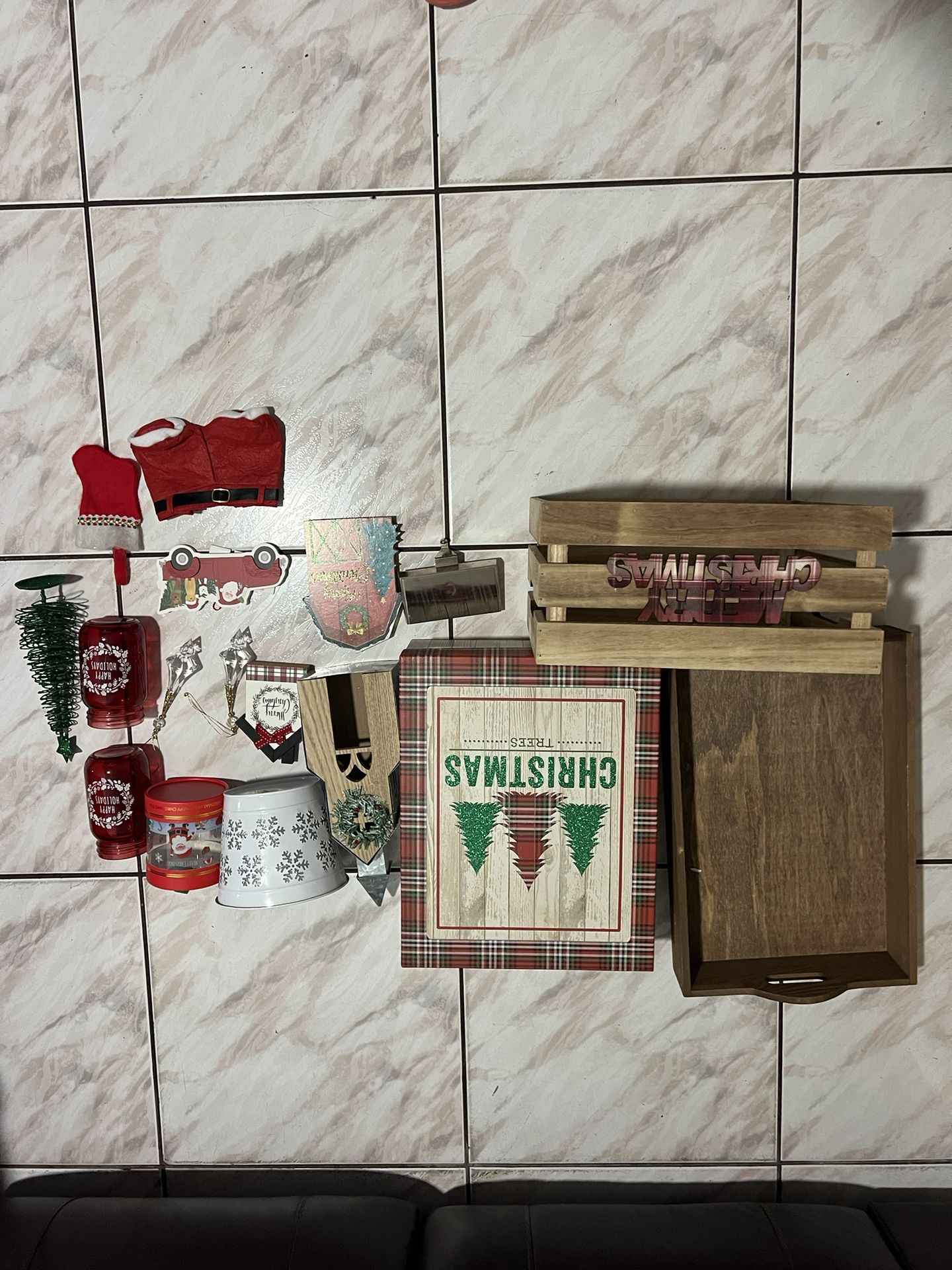 Christmas Decoration Milk Crate Glass Plate Wood Tray And Miscellaneous  Decor Pillows