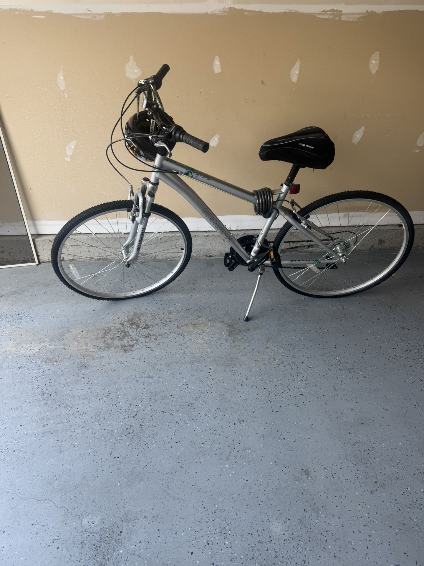 Schwinn Mountain Bike With Gel  Premium Hybrid Seat