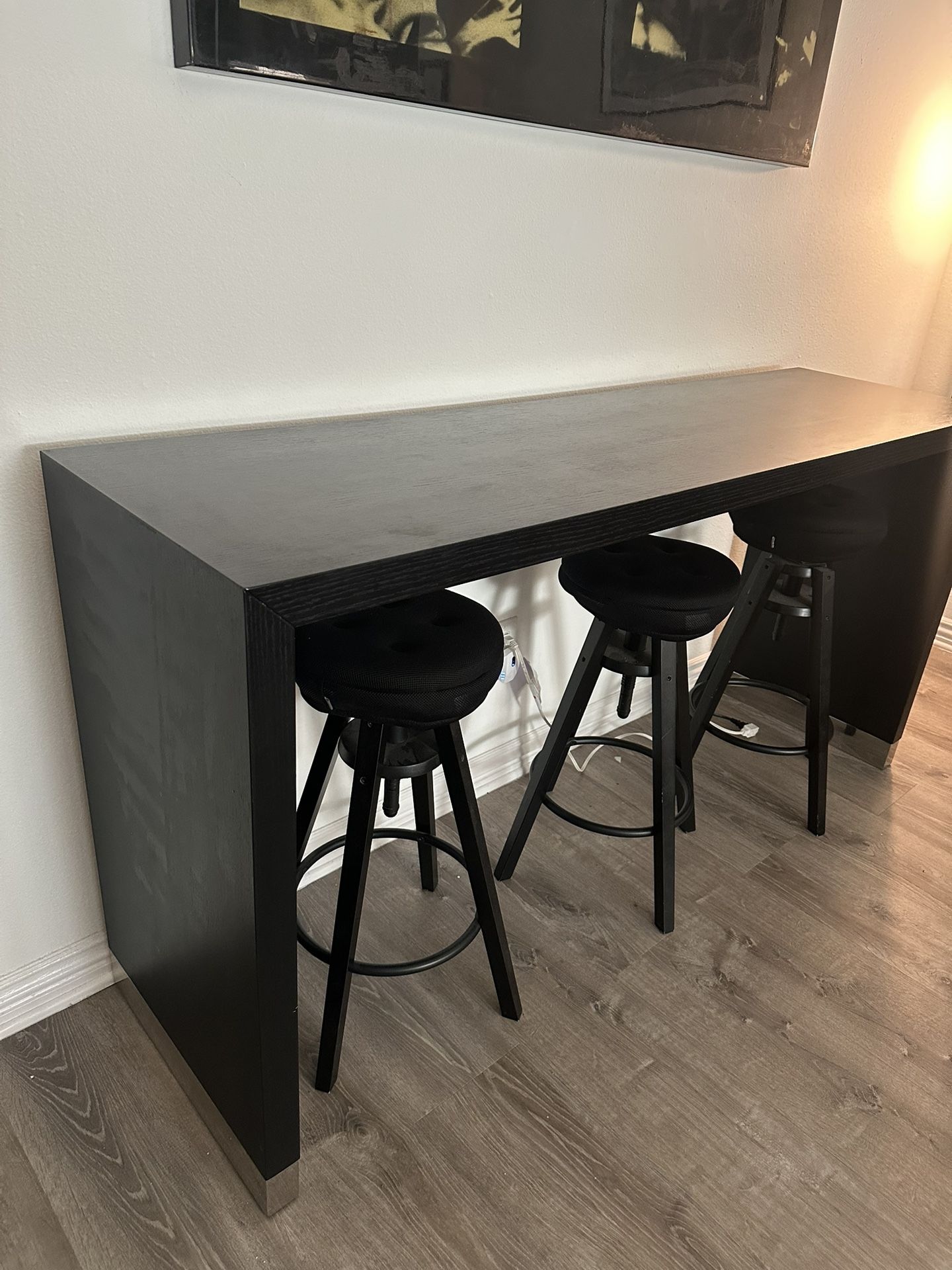 High-End Modern Bar Table + 3 Stools 