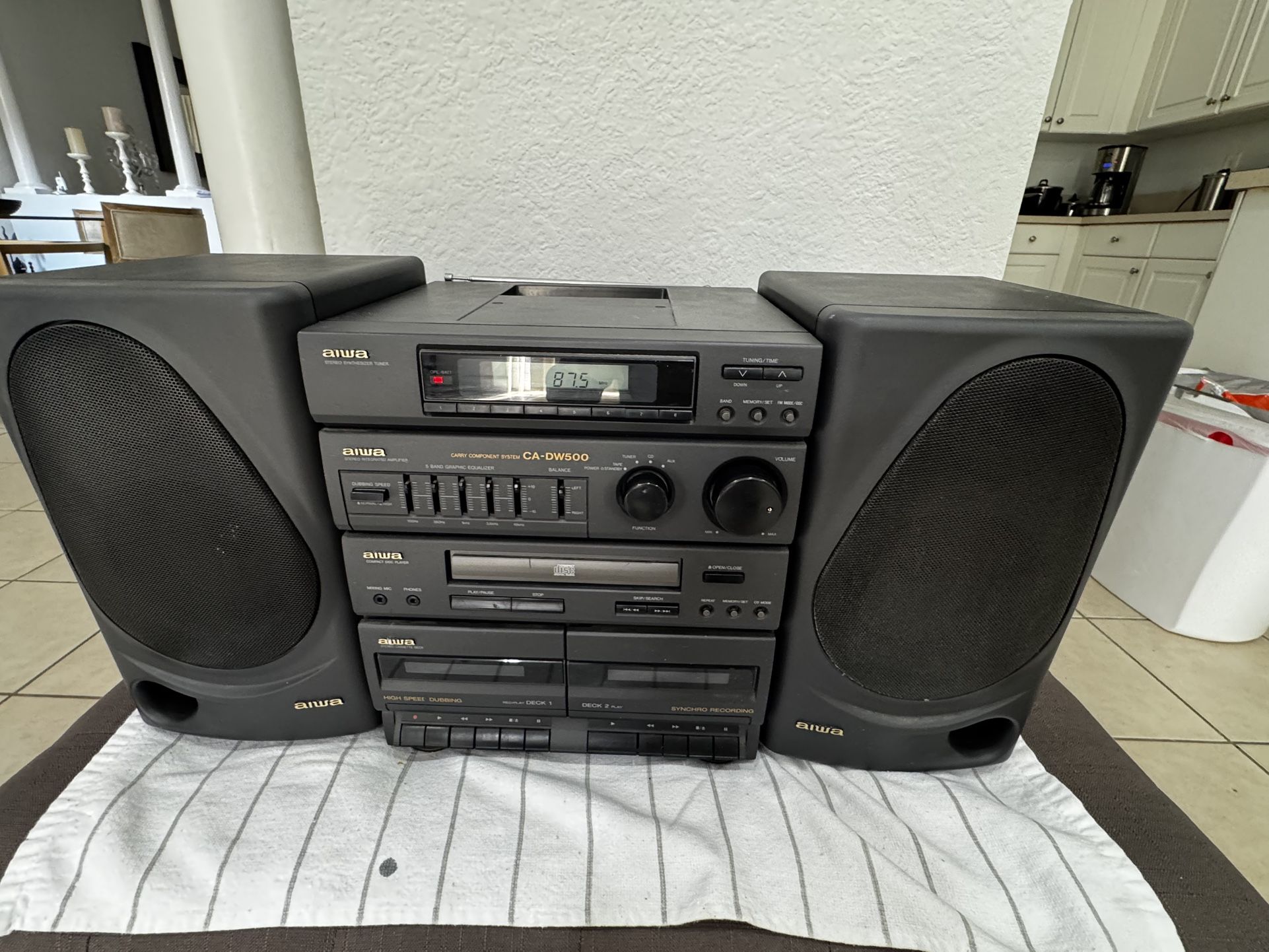 Aiwa CA-DW50O Carry Component System. The box for CD sometimes open .
