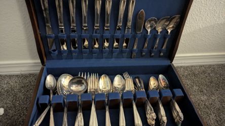 Homes and Edwards Silver Flatware Set in Wooden Storage Case