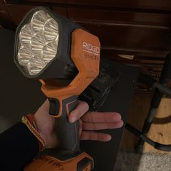 Rigid Wireless 18 V Light / w Battery