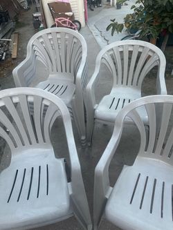 Sillas de plastico  son 9  color gris