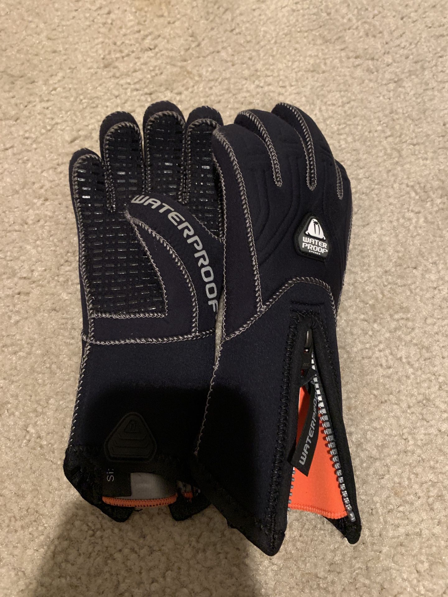 Diving gloves