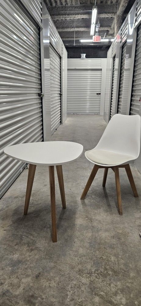 4 Chairs And 2 End tables 