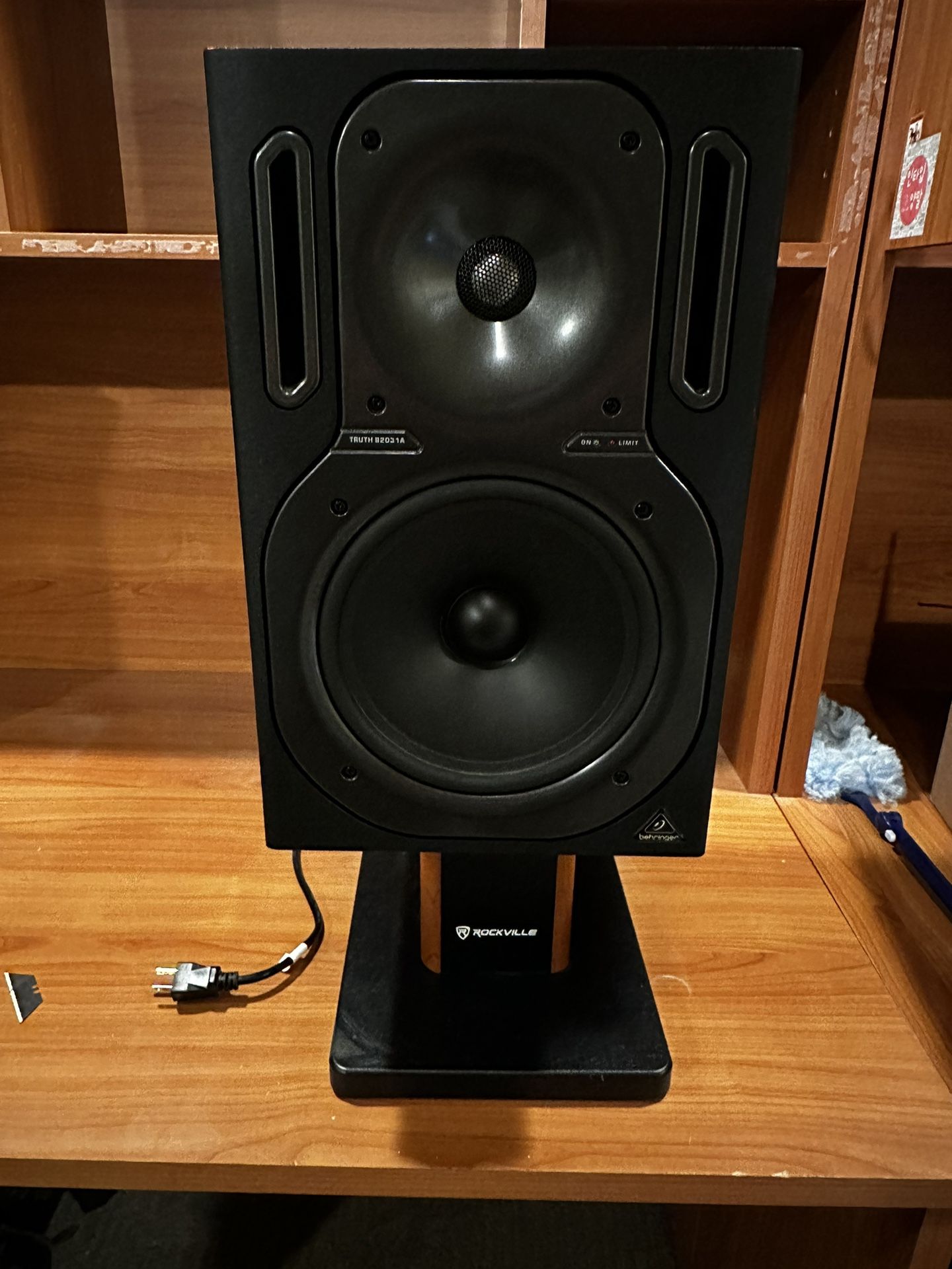 Behringer Truth B2031A 8.75 inch Powered Studio Monitor
