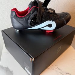 ***CLEAN, LIGHTLY USED PELOTON SHOES SIZE 41**
