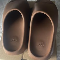Size 8 yzy slides