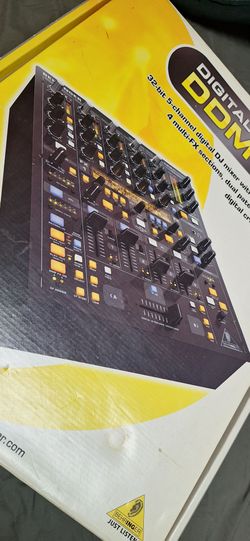 Behringer DDM4000 5-channel Digital DJ Mixer