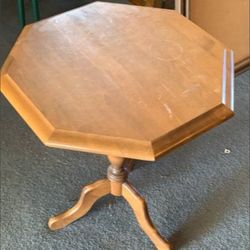Small octagon pedestal table in good condition. 