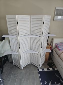 Folding room divider with shelves