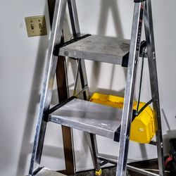 Gorilla 5 1/2 Foot Heavy Duty Step Ladder 