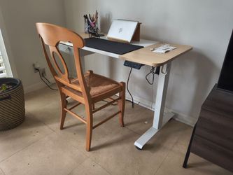 Beautiful desk and chair 40bucks!
