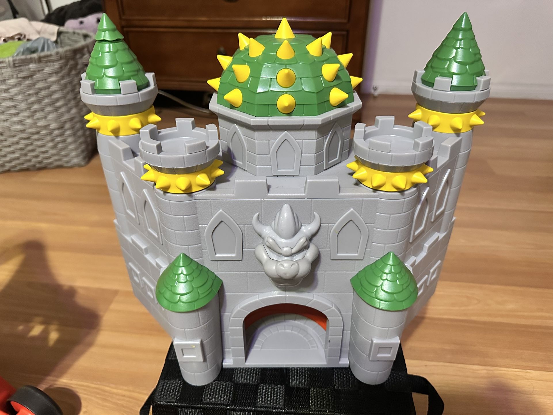 Bowser Castle / Mario / Walkie-Talkie