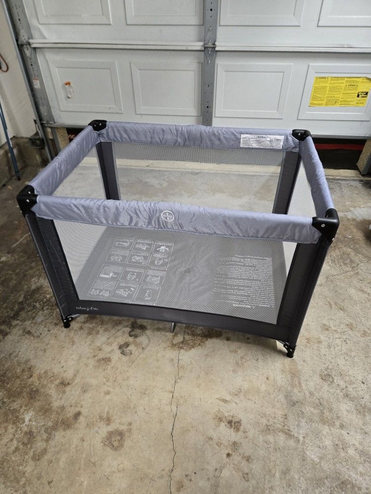 Travel baby crib