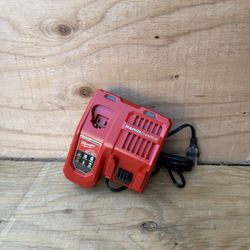 Milwaukee M12 and M18 12-Volt/18-Volt Lithium-Ion Multi-Voltage Rapid Battery Charger