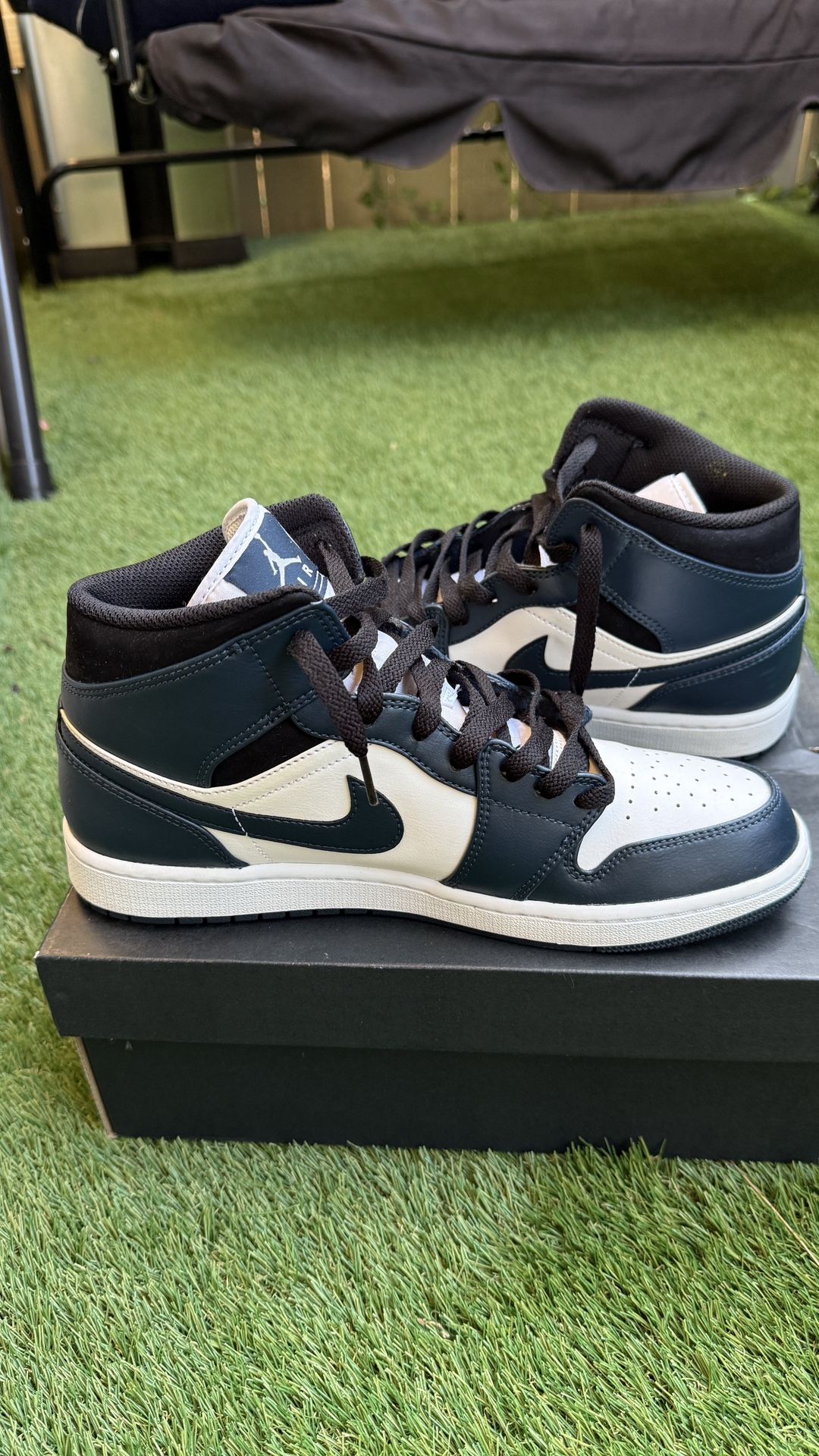 Air Jordan 1 Mid Navy Blue