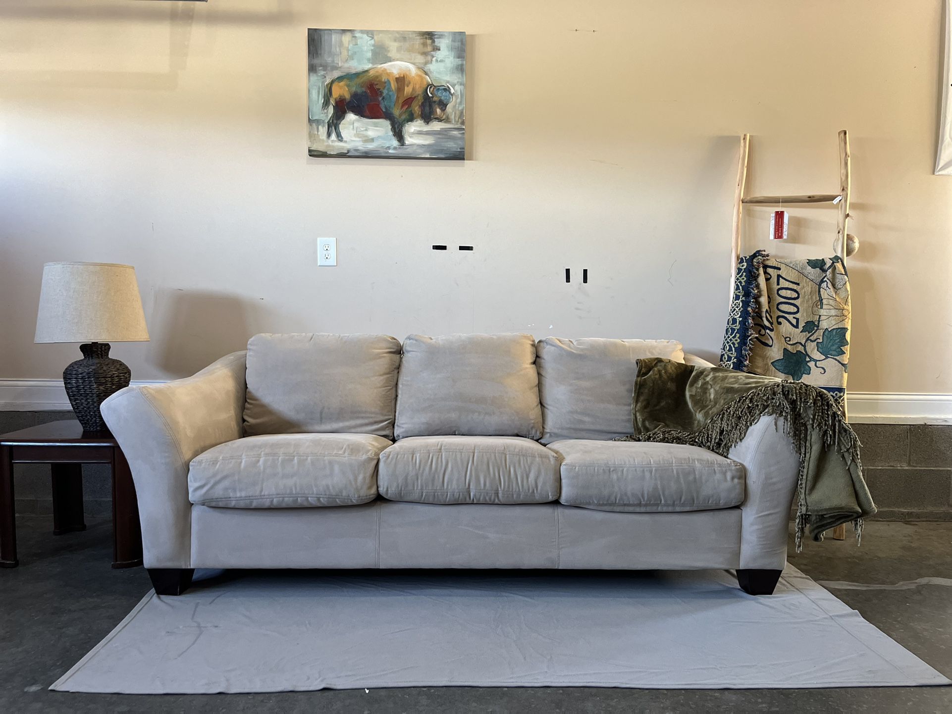 HM Richards Sofa/couch (Super clean cream color)