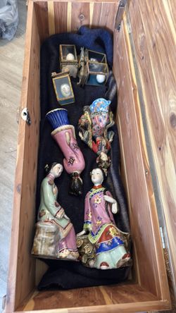 Chinese porcelains figures