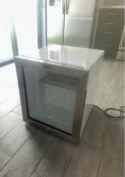 Mini Refrigerator w Glass Door that Locks