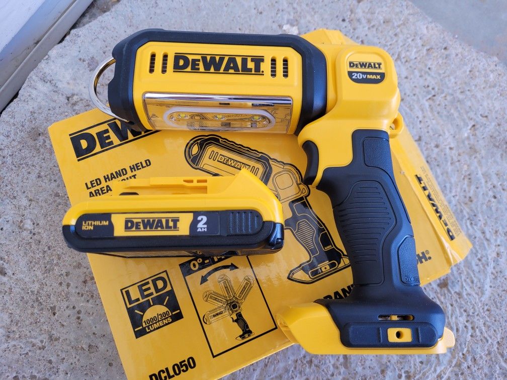Dewalt 20v LED area light DCL050 & 2ah battery...NEW_NUEVO $90 PRECIO FIJO_FIRM PRICE
