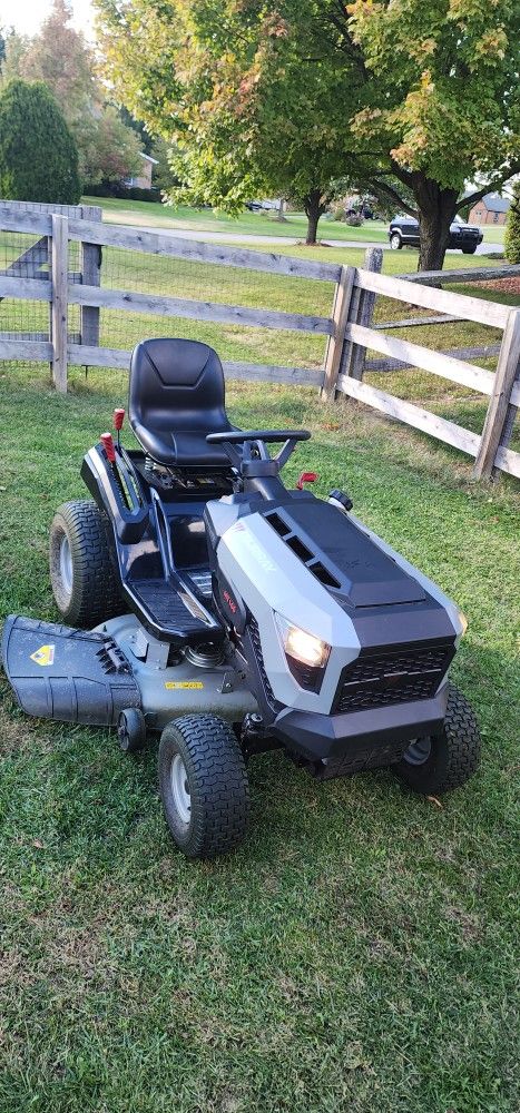 Murray M100 Riding Lawn Mower – Like New (Less than 40 Hours)