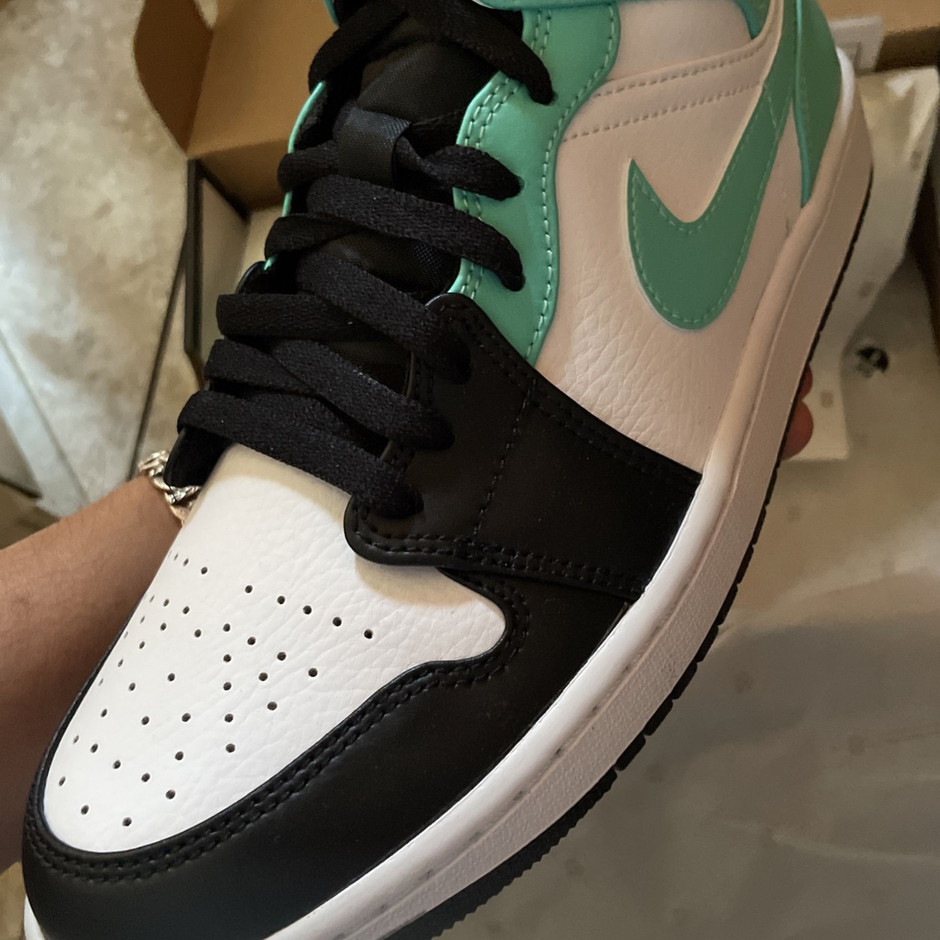 Jordan Mid Tropical Twist Igloo 554724 132 US - Main Image